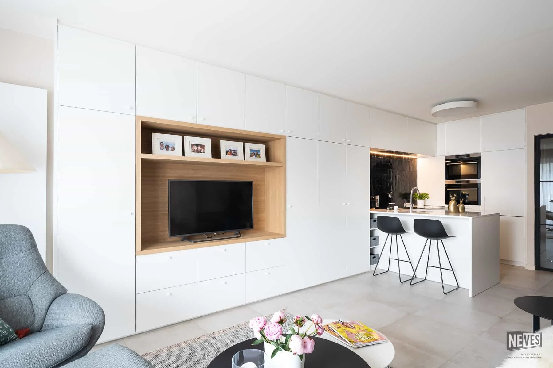 2 WANDMEUBEL OP MAAT TV17 NEVES